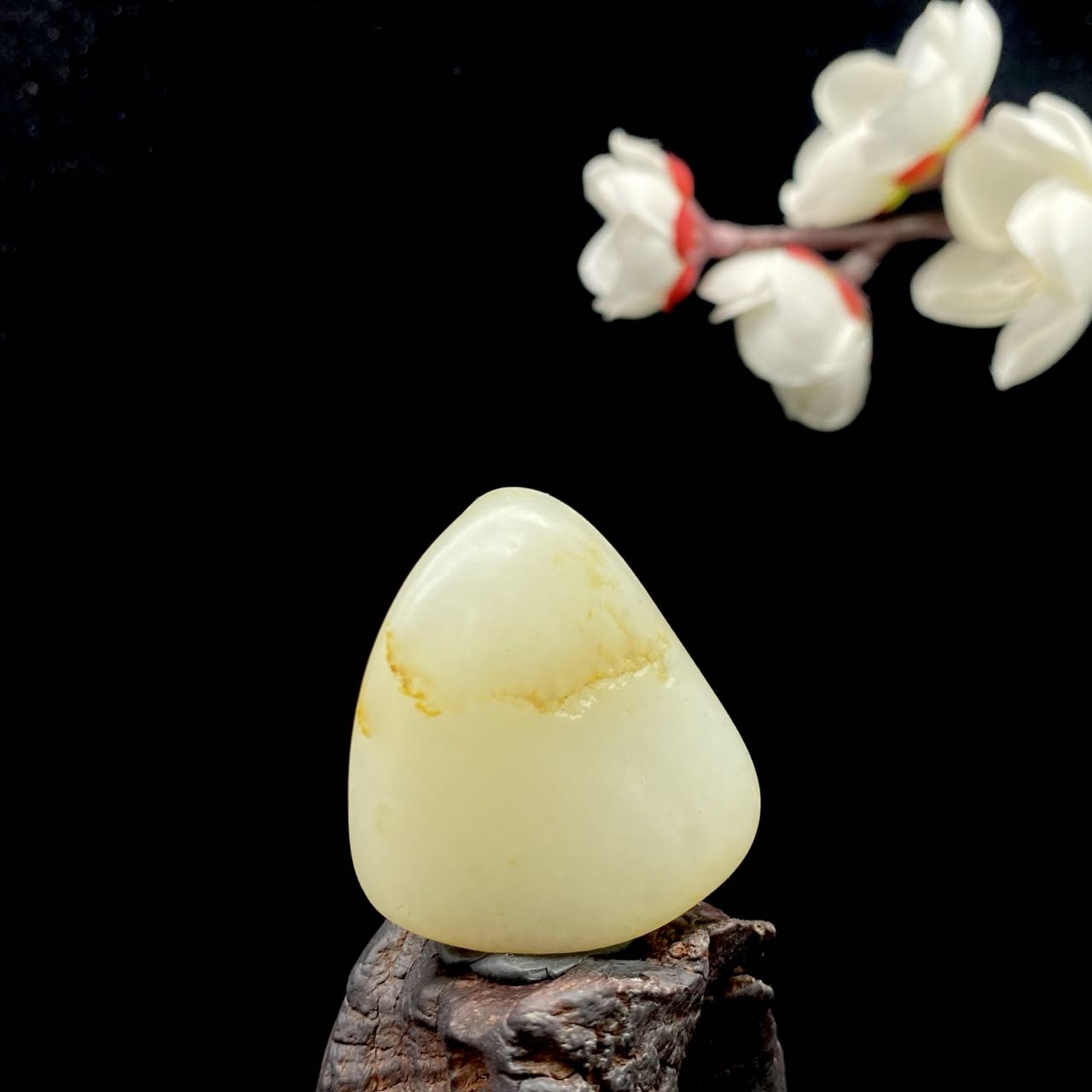 和田玉-洒红皮白肉籽料原石挂件