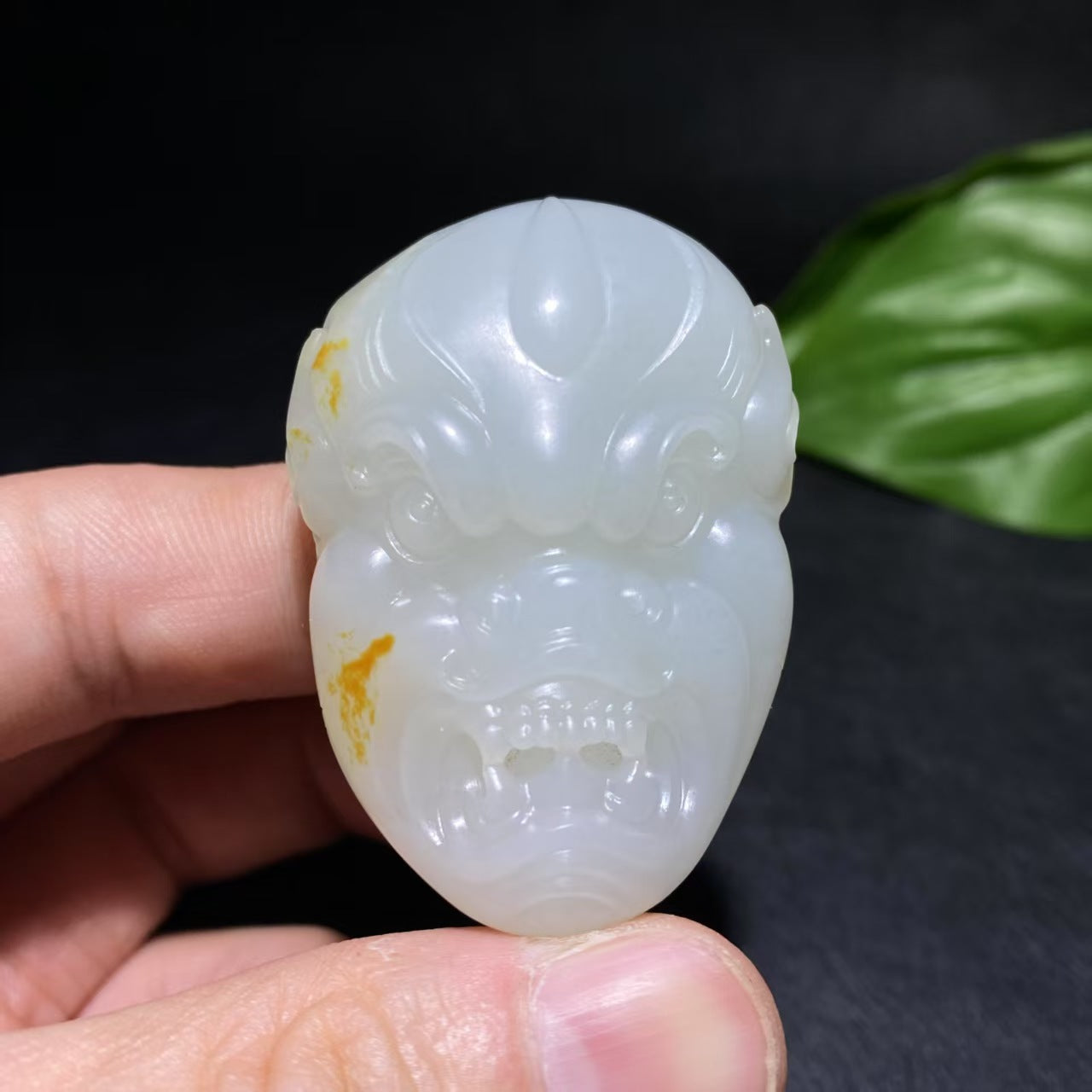 和田玉籽料兽面挂件