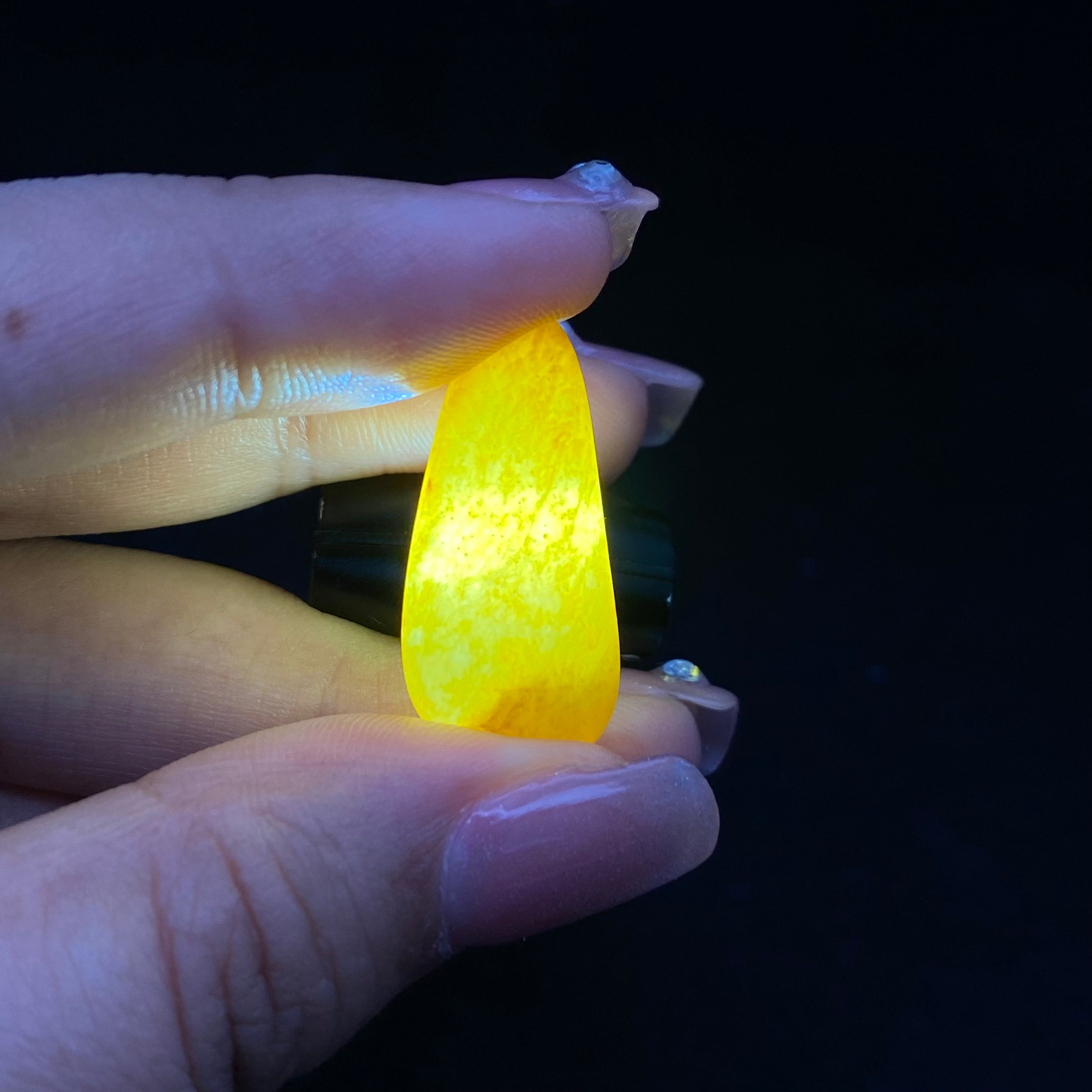 【超值推荐】和田玉-洒金皮白肉籽料原石挂件