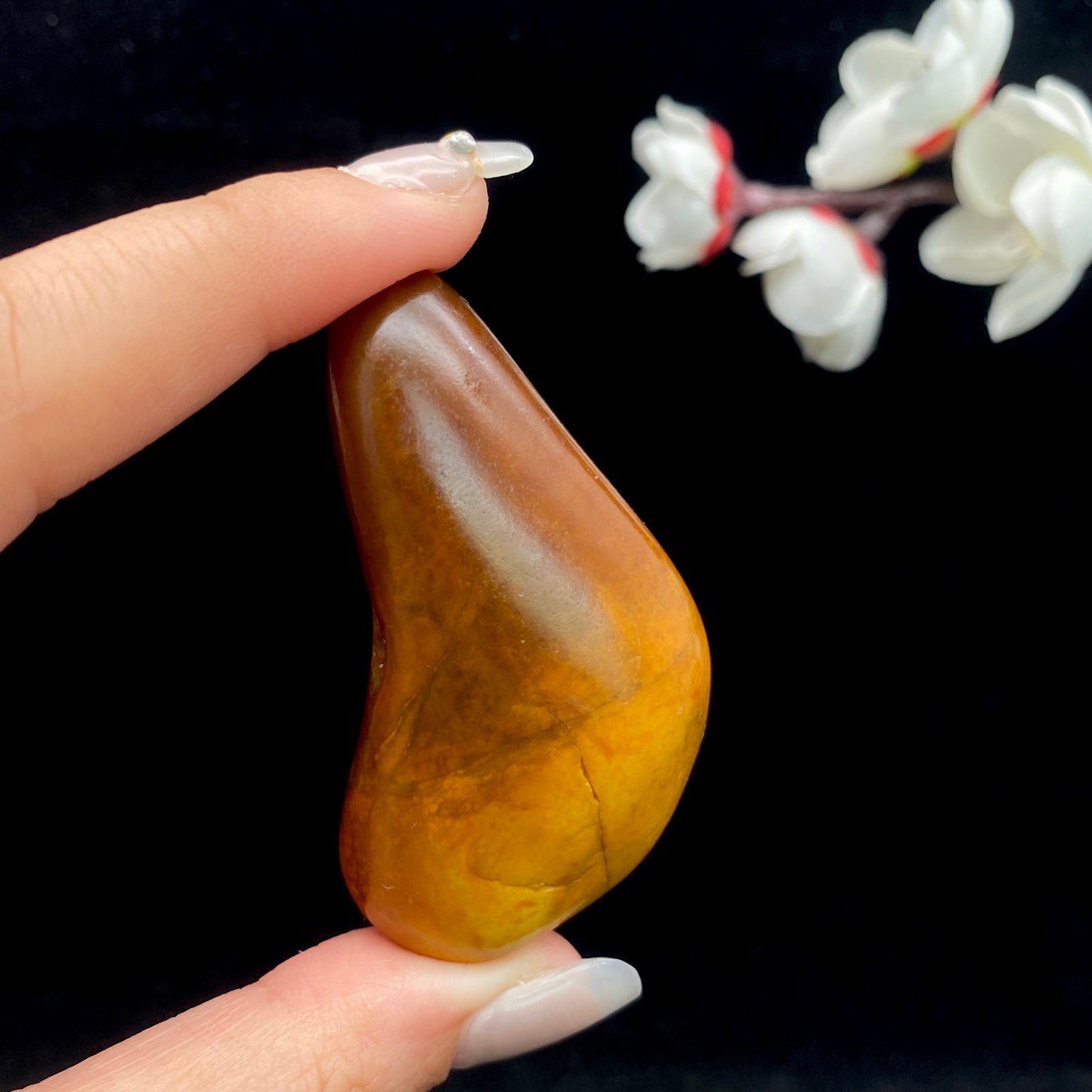 和田玉-红皮带青玉籽料手把件