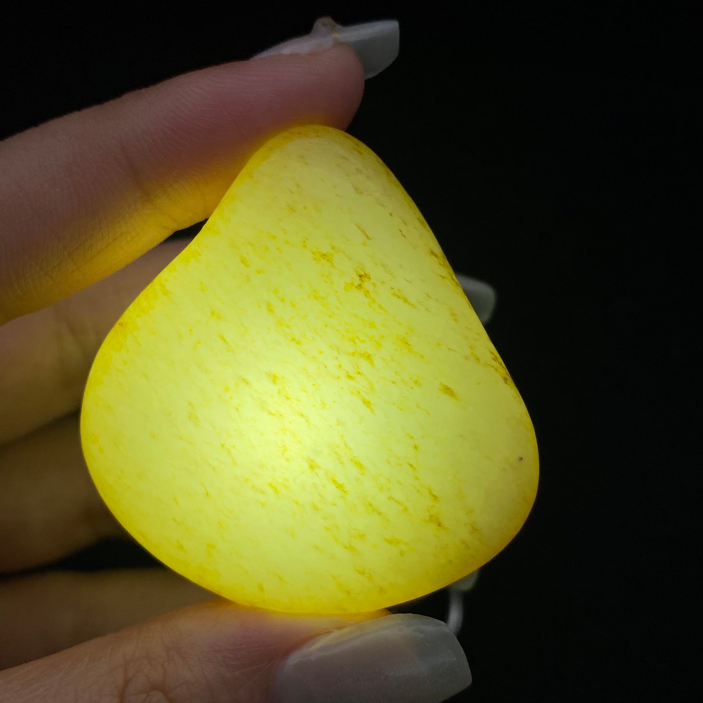 和田玉-洒金皮白肉籽料原石挂件