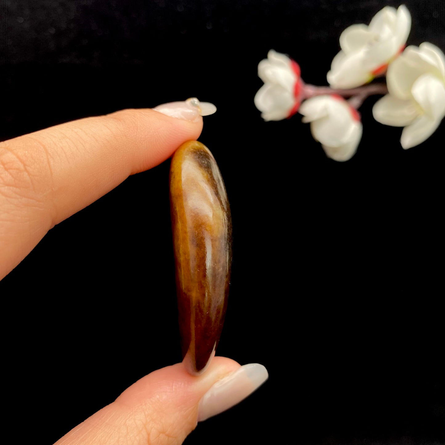 和田玉-红沁皮漏白肉籽料挂件