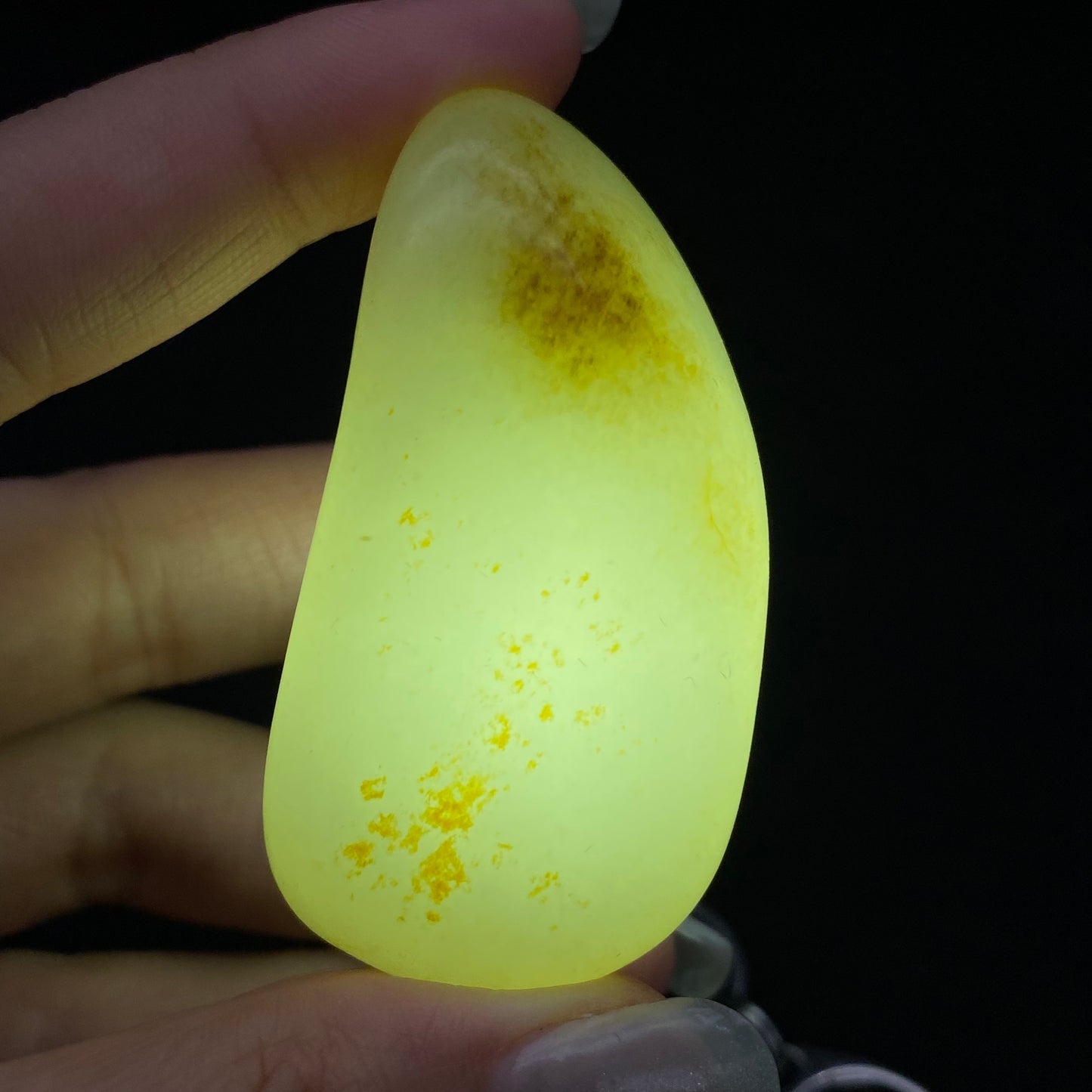 和田玉-洒金皮白肉籽料原石挂件
