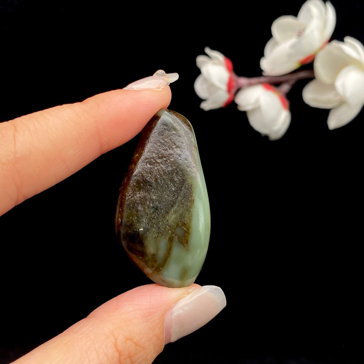 和田玉-聚红皮沙枣青籽料原石挂件
