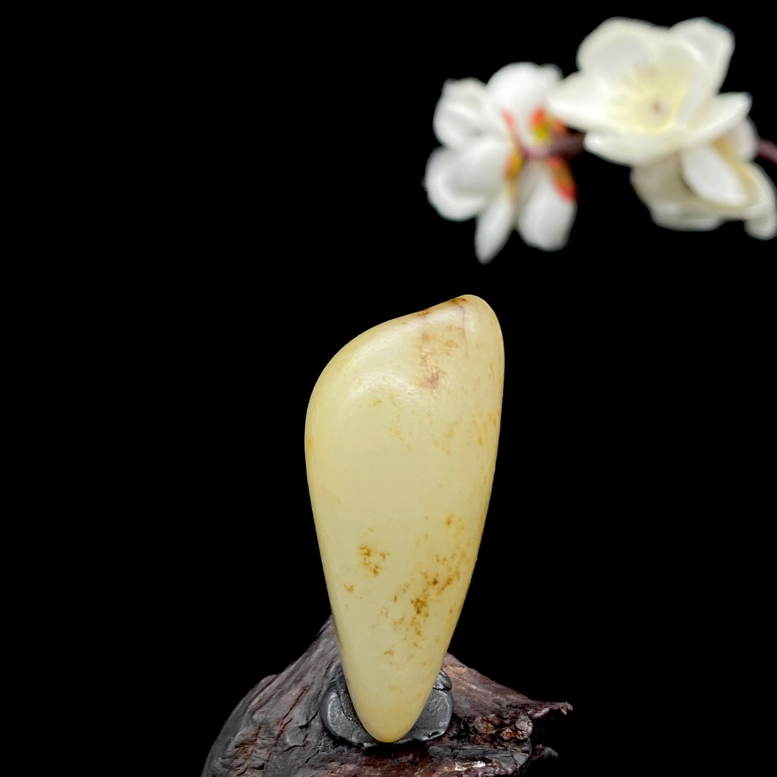 【超值推荐】和田玉-洒金皮暖白肉籽料挂件