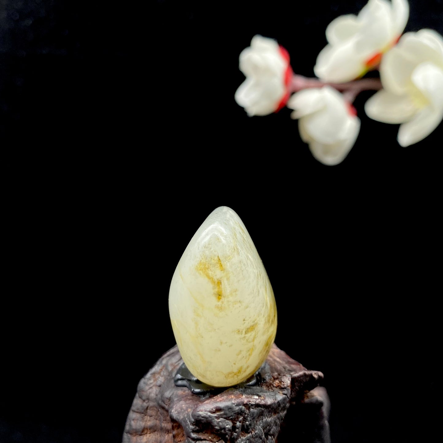 和田玉-黄皮带油库皮籽料原石挂件