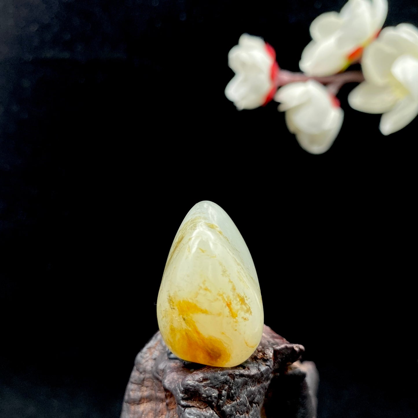 和田玉-黄皮带油库皮籽料原石挂件