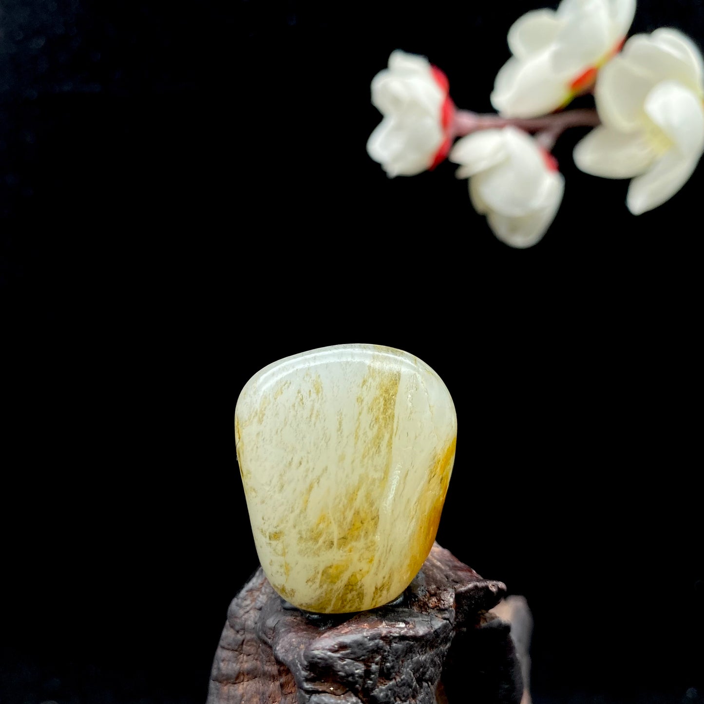 和田玉-黄皮带油库皮籽料原石挂件