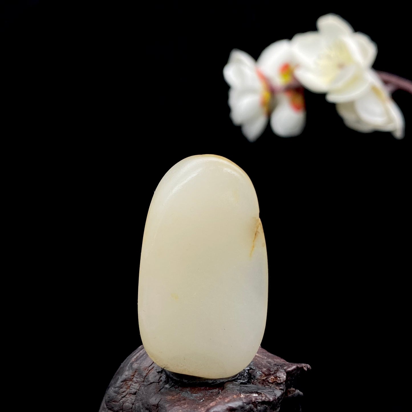 和田玉-淡淡的黄皮白肉籽料吊坠籽