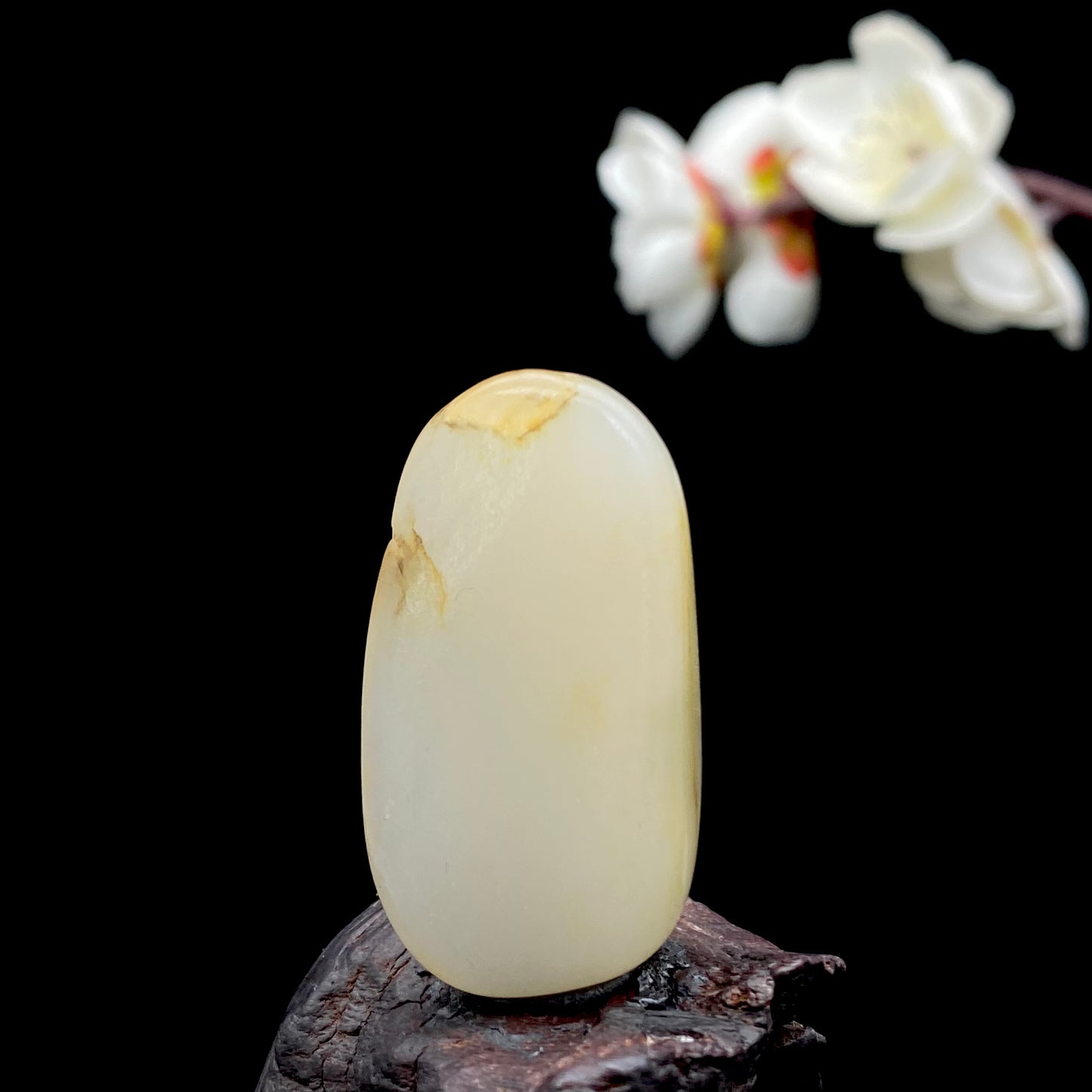 和田玉-淡淡的黄皮白肉籽料吊坠籽
