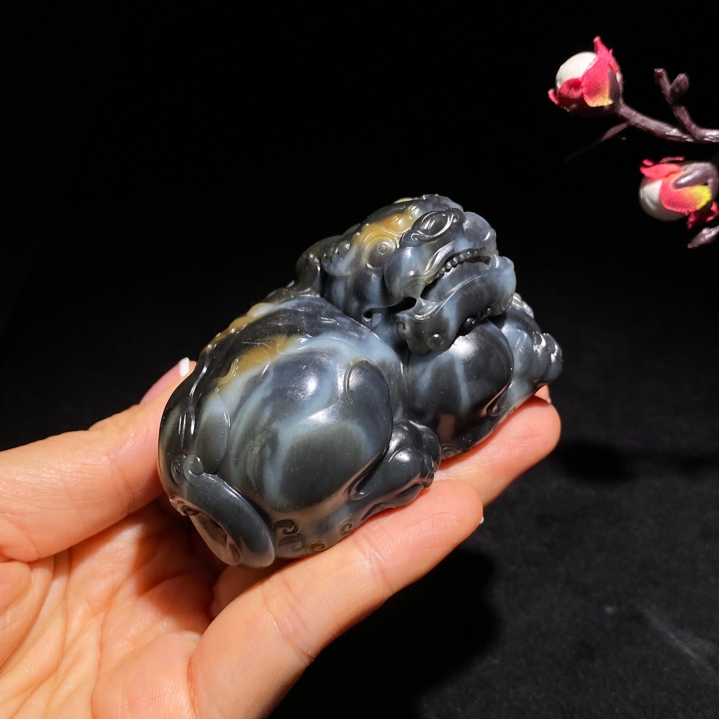 和田玉籽料青花貔貅手把件