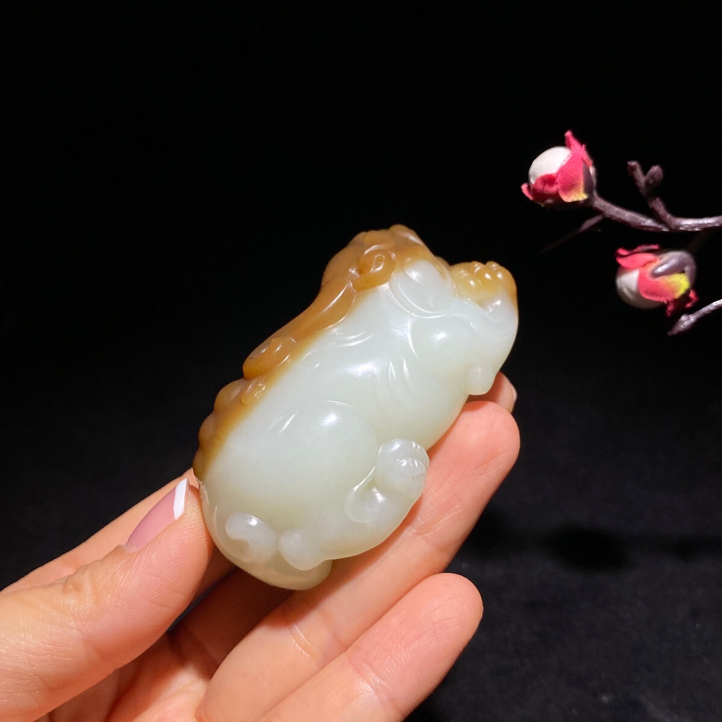 新疆且末羊脂糖白玉貔貅手把件