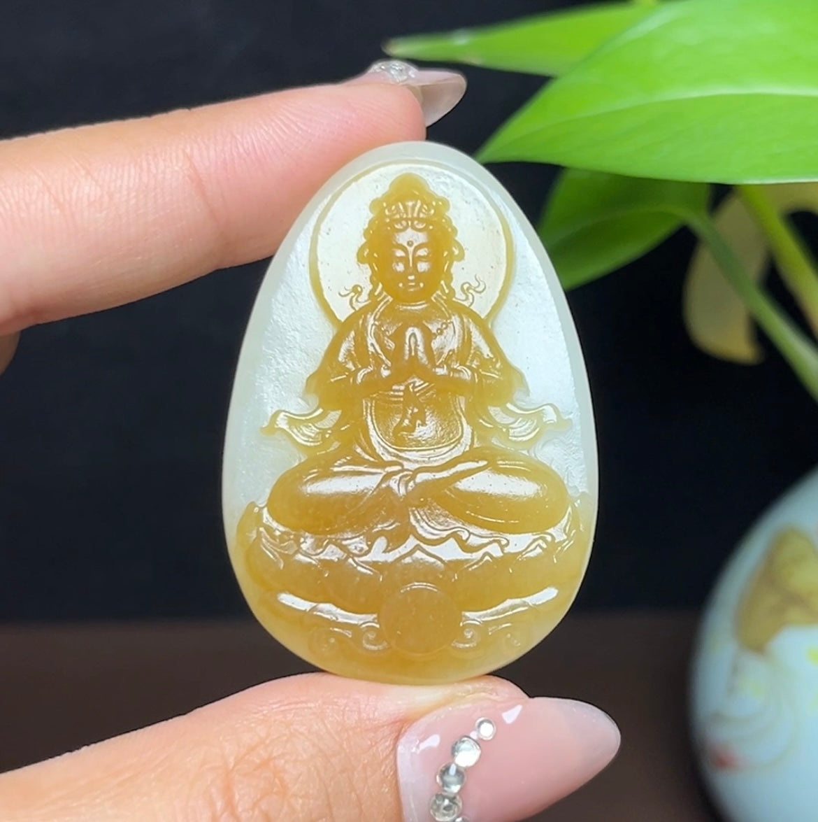 新疆和田玉且末糖白观音挂件