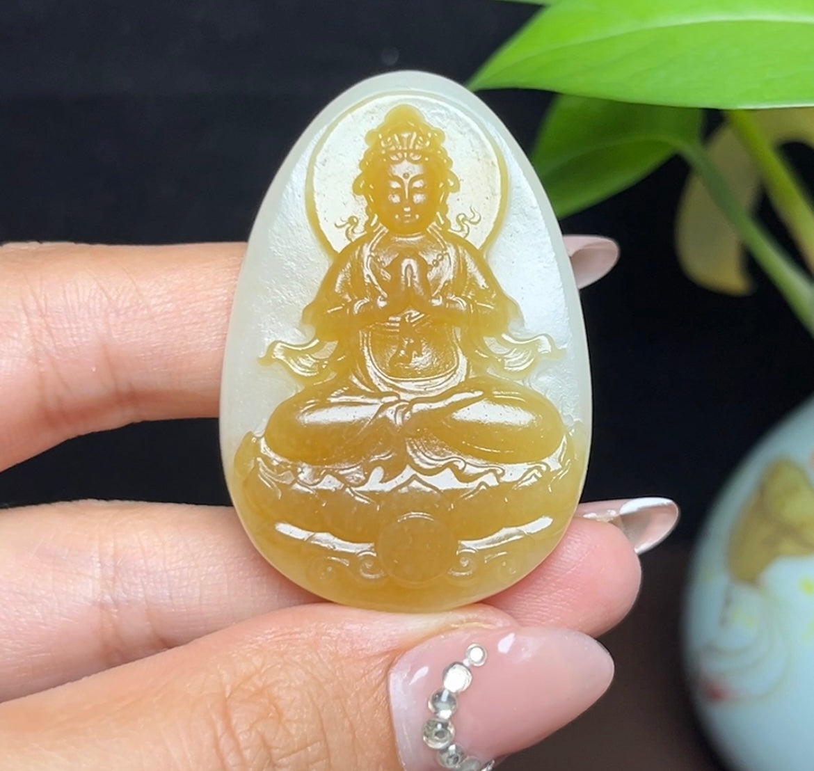 新疆和田玉且末糖白观音挂件