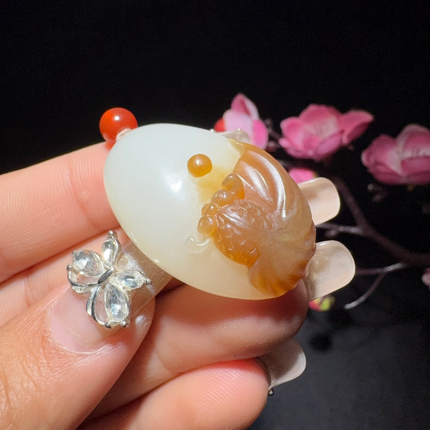 和田玉糖白挂件连年有余