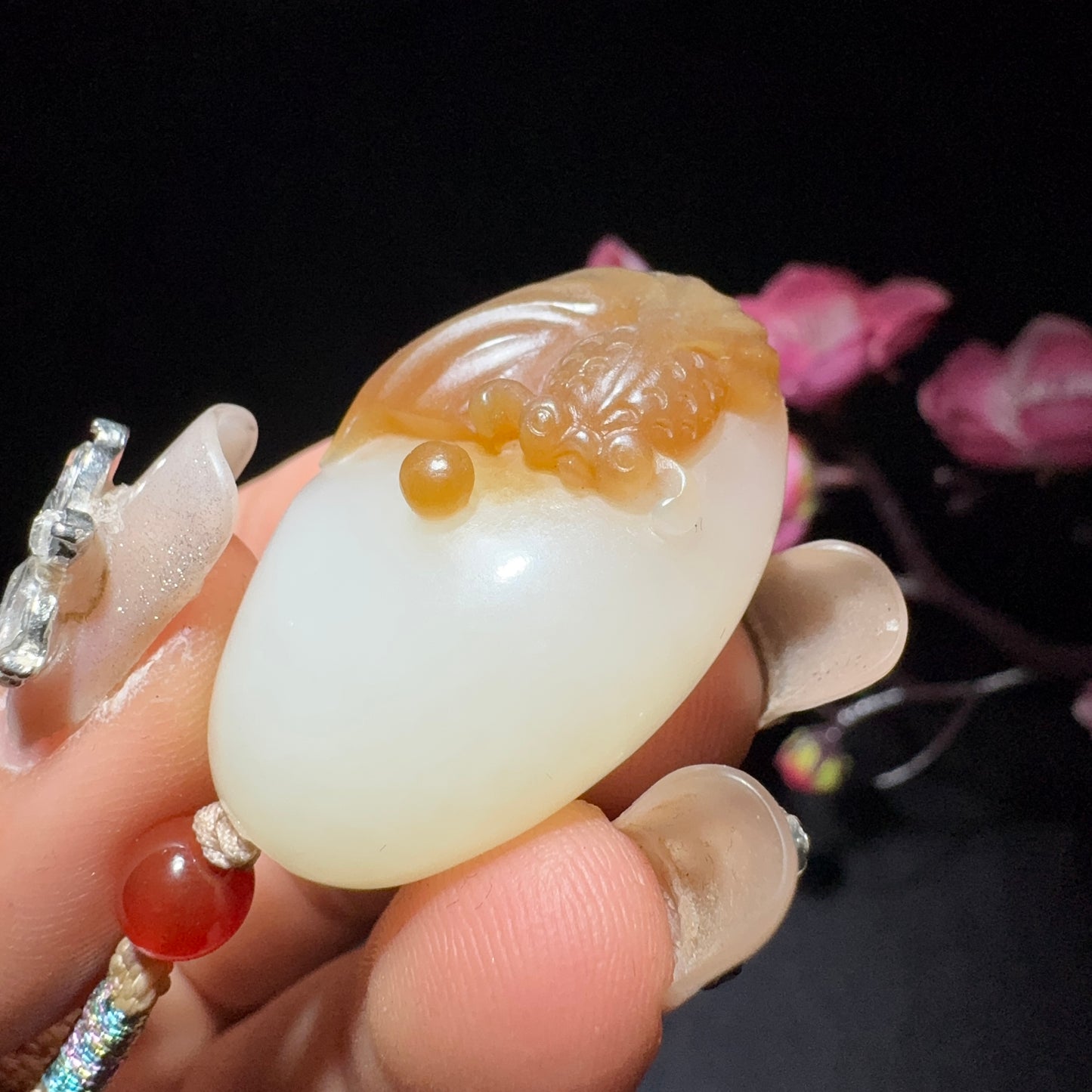 和田玉糖白挂件连年有余