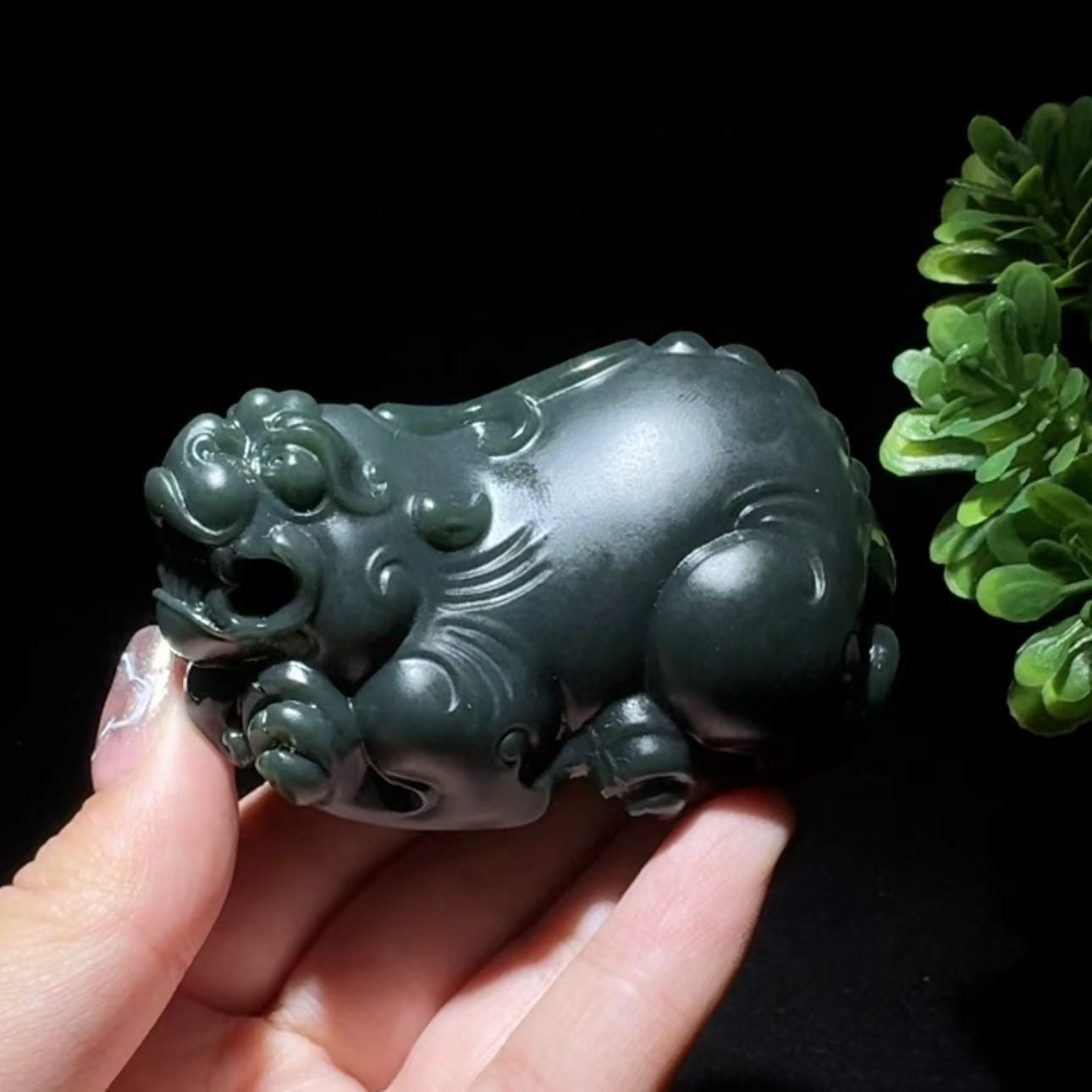 和田玉塔青手把件貔貅