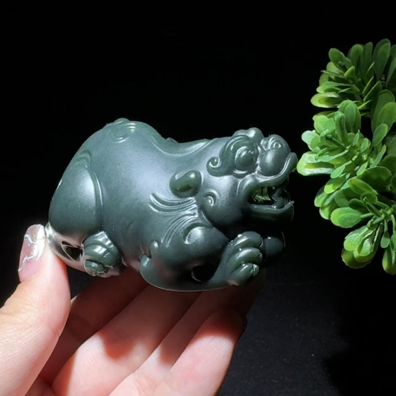 和田玉塔青手把件貔貅
