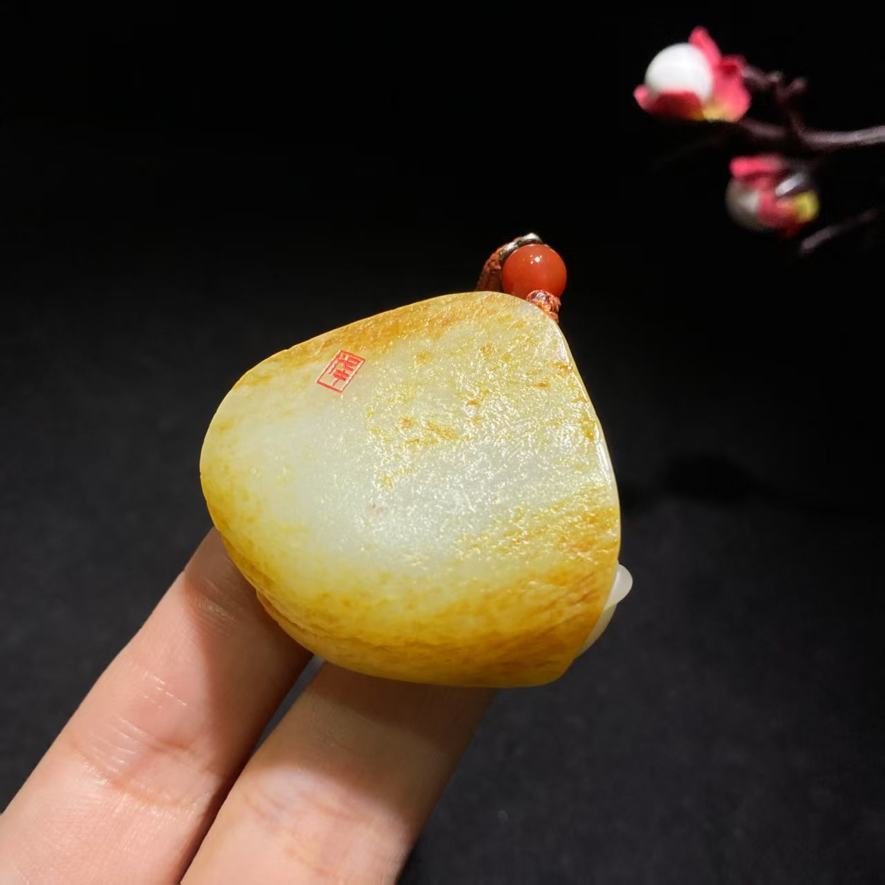 和田洒金皮莲畔蛙趣挂件