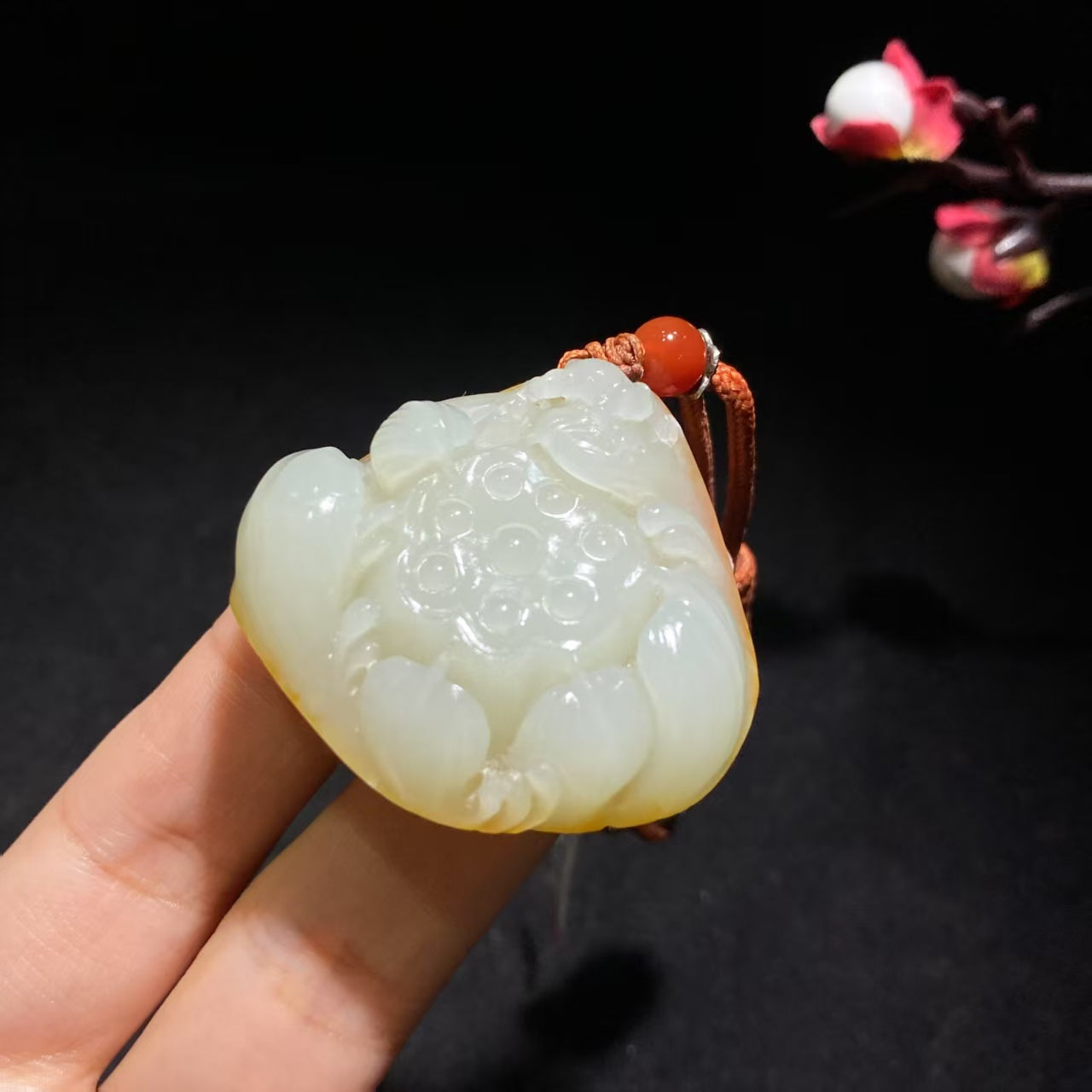 和田洒金皮莲畔蛙趣挂件