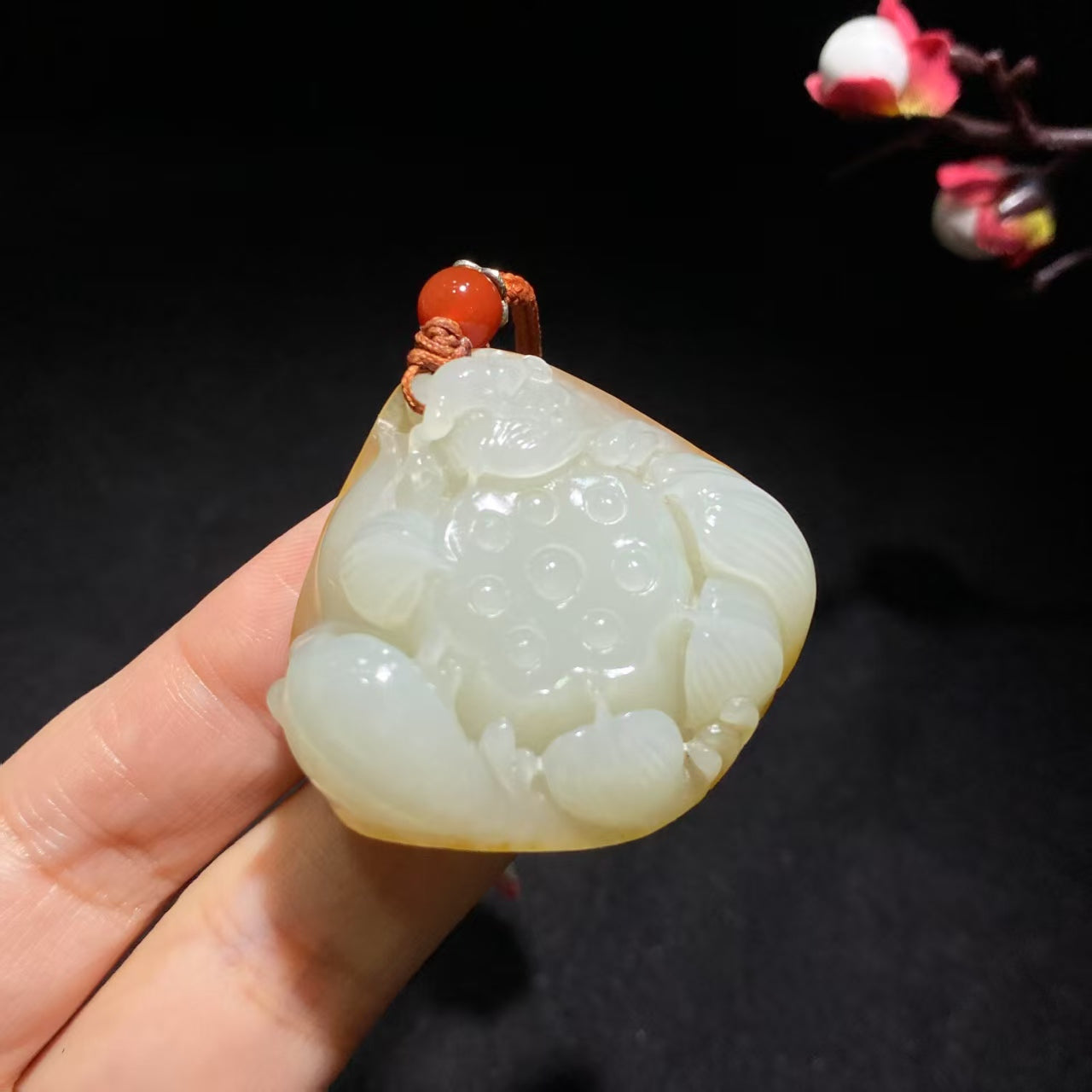 和田洒金皮莲畔蛙趣挂件