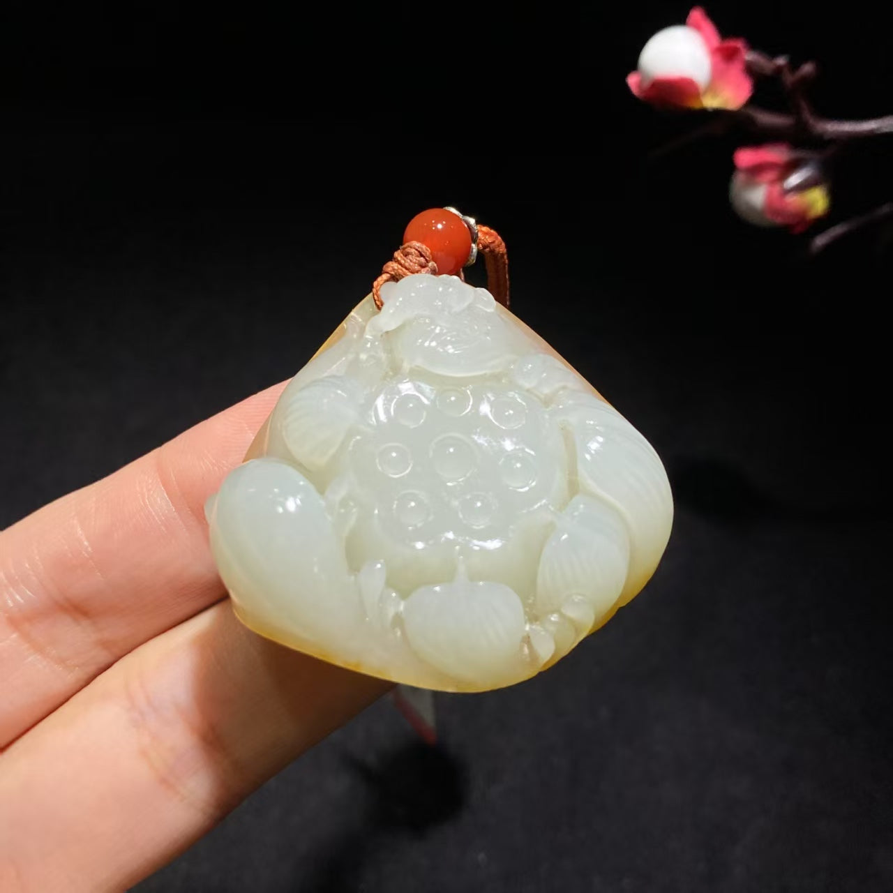 和田洒金皮莲畔蛙趣挂件