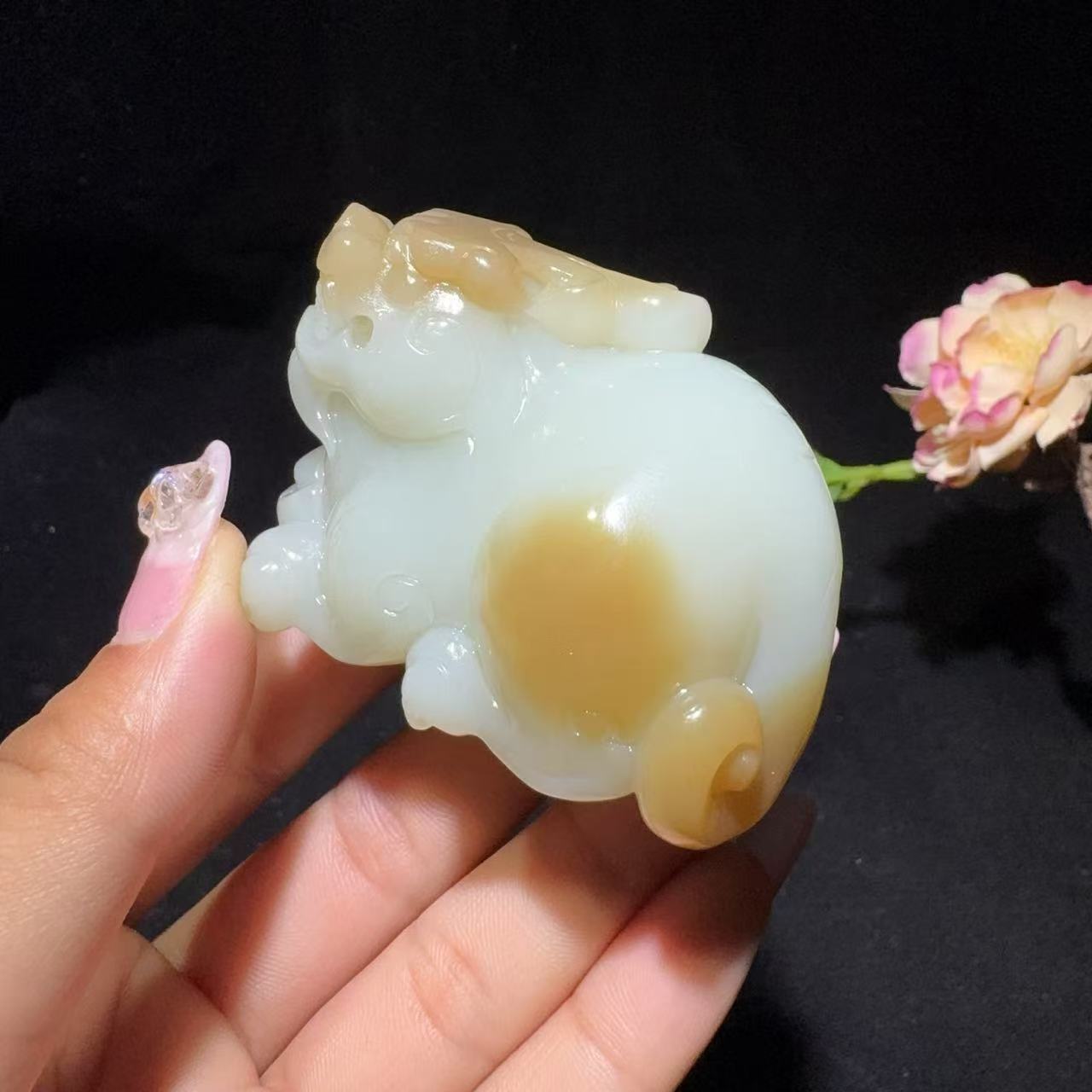 和田玉糖白手把件貔貅(143.6g)