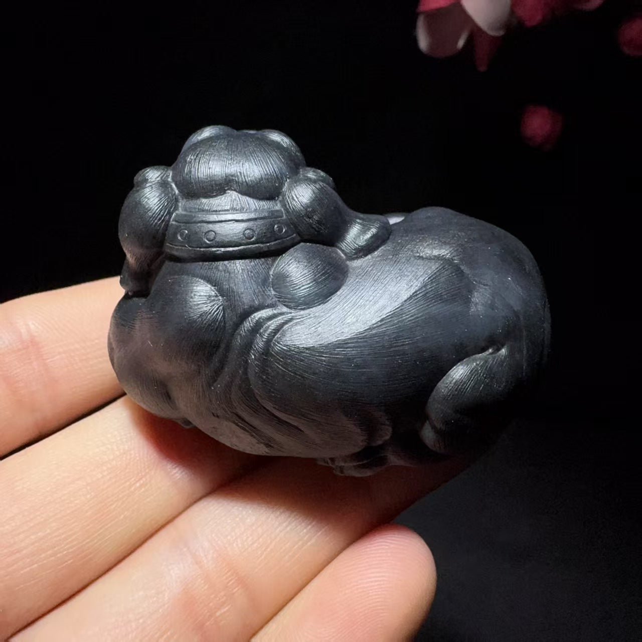 和田玉青花手把件旺财(90.3g)