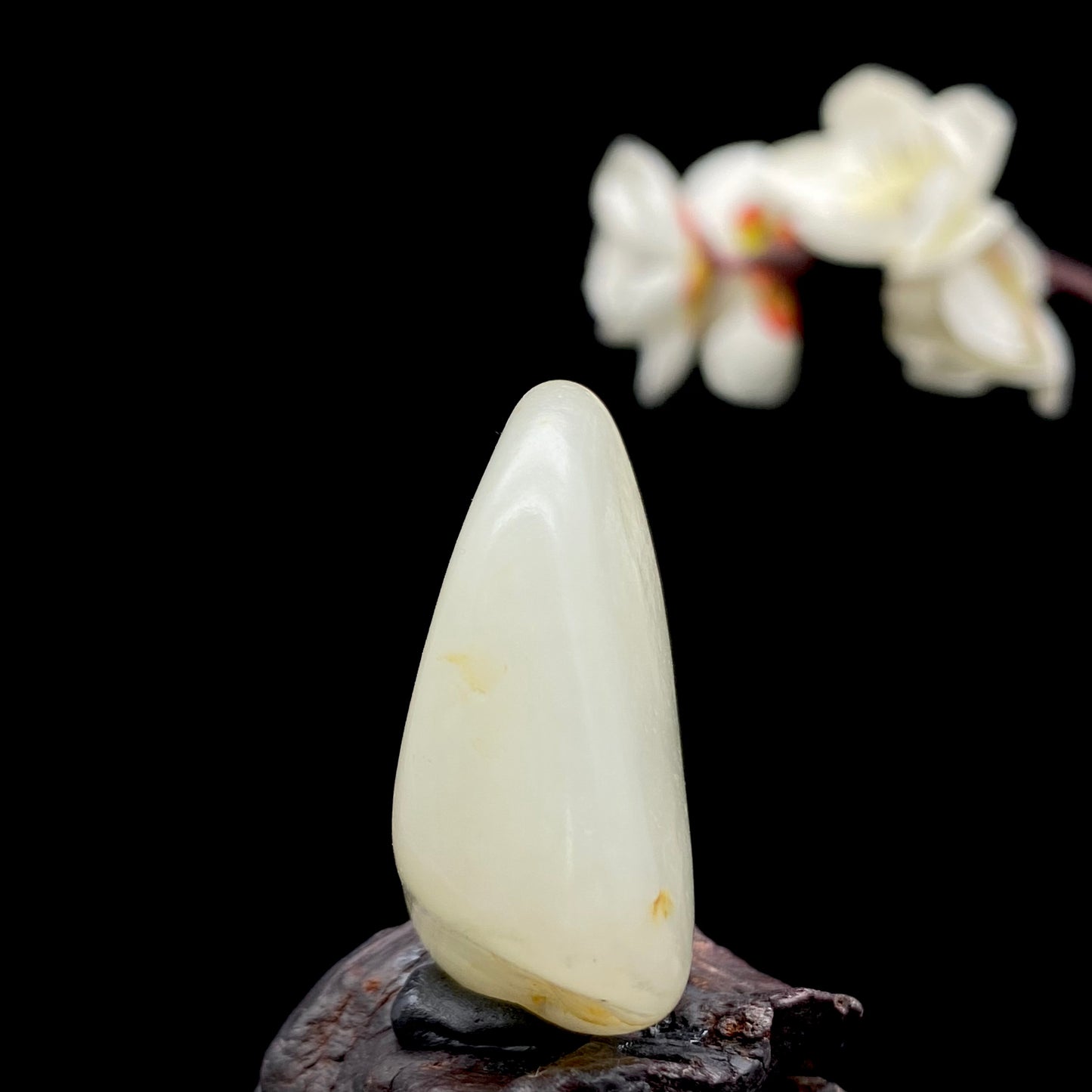 和田玉-淡淡的黄皮白肉籽料挂件(24克)
