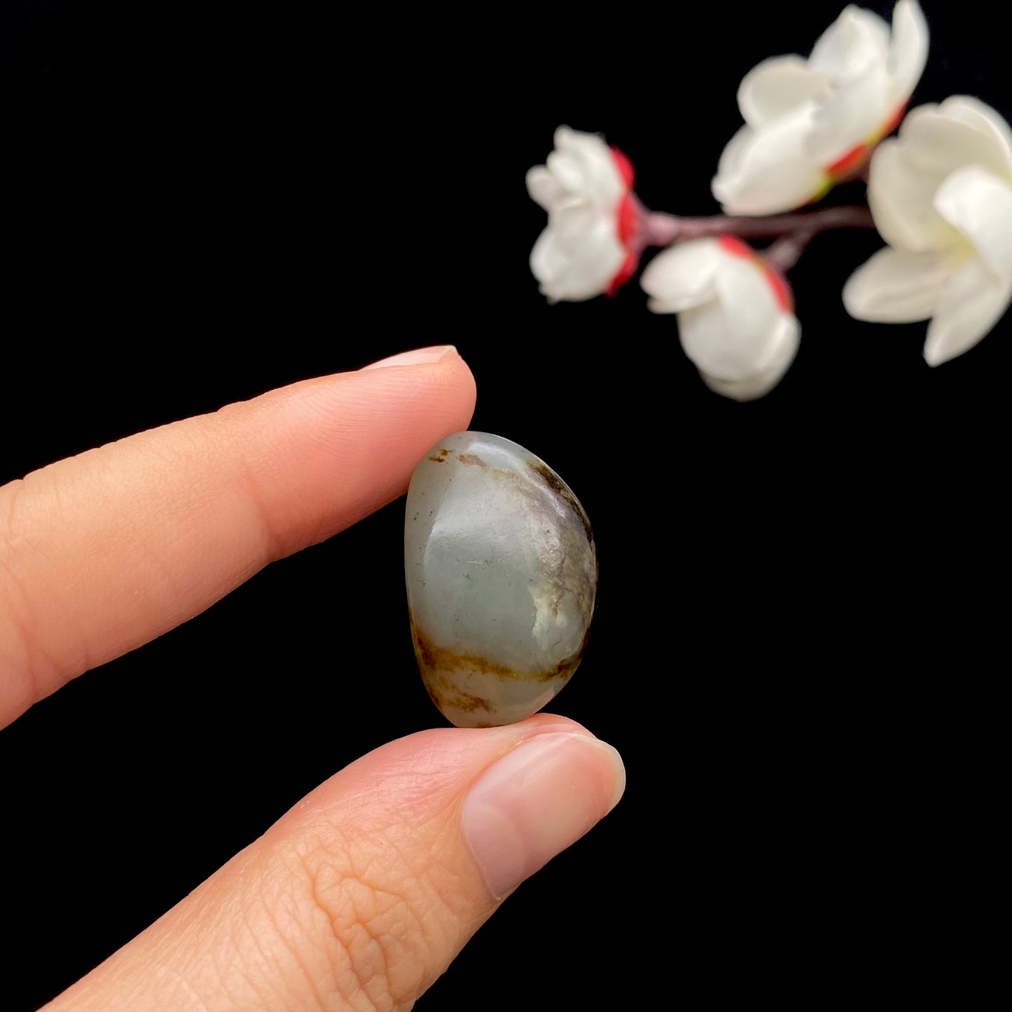 【超值推荐】和田玉-青花带秋梨皮籽料吊坠籽(7.3克)