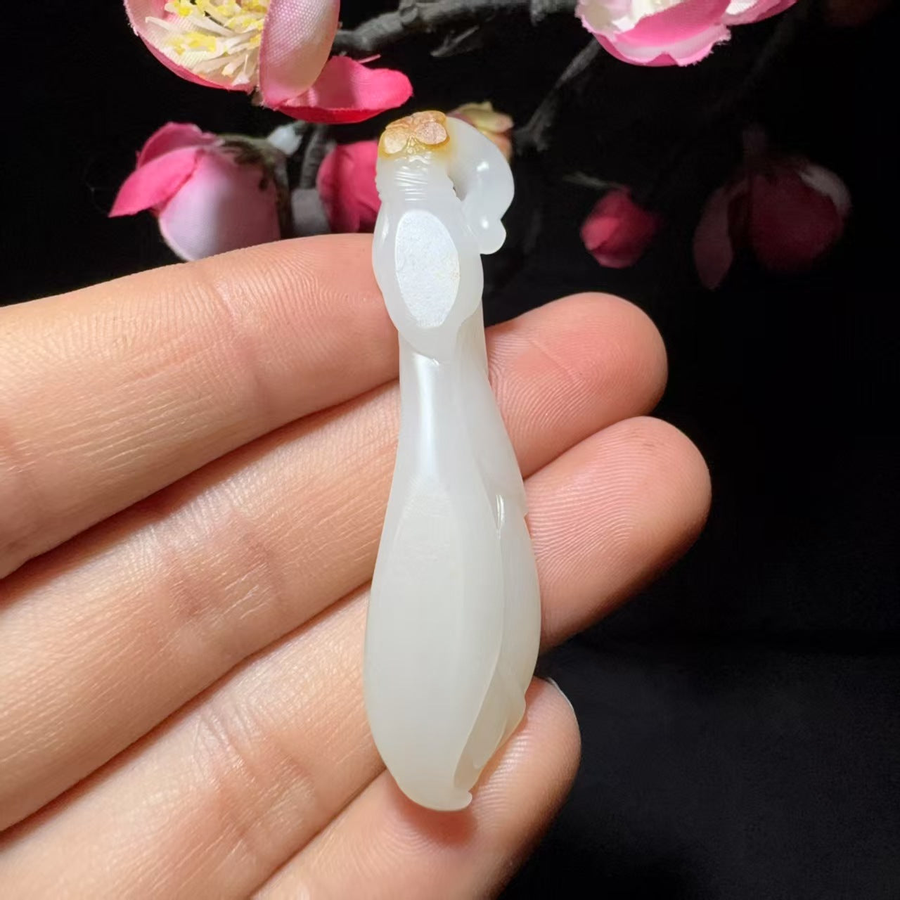 和田玉籽料挂件玉兰花(8.9g)