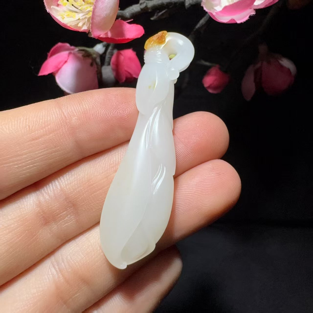和田玉籽料挂件玉兰花(8.9g)