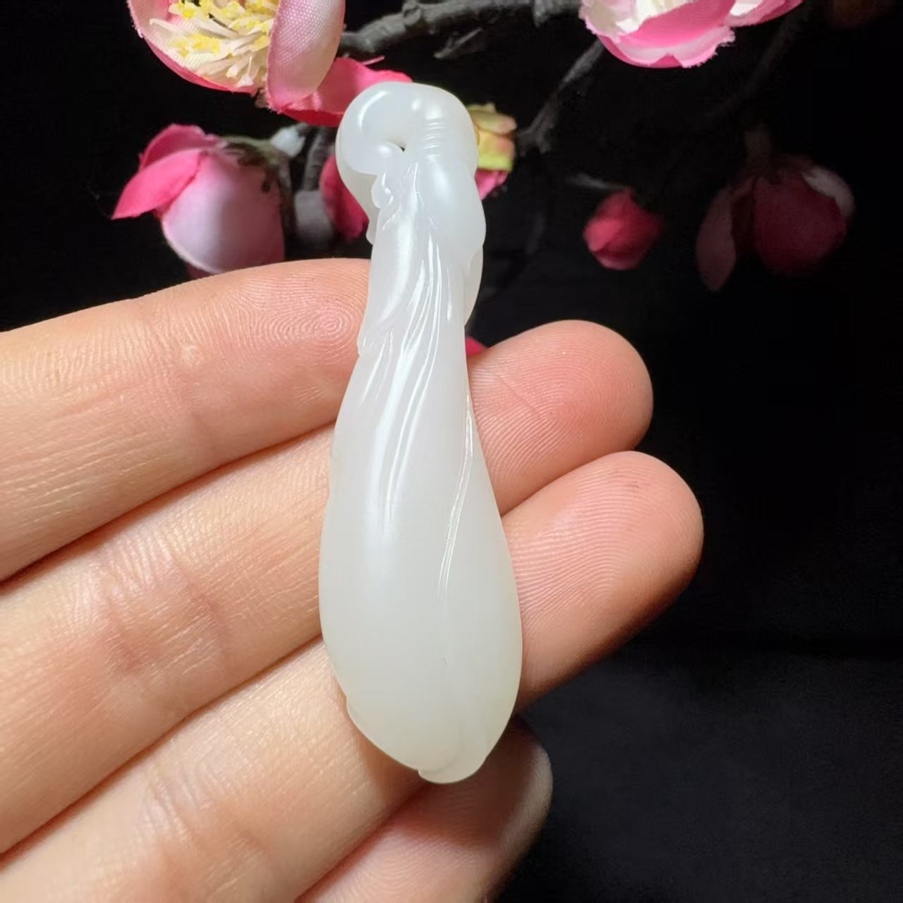 和田玉籽料挂件玉兰花(8.9g)