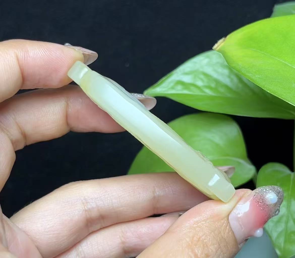 新疆和田玉且末糖羊脂玉御龙观音挂件