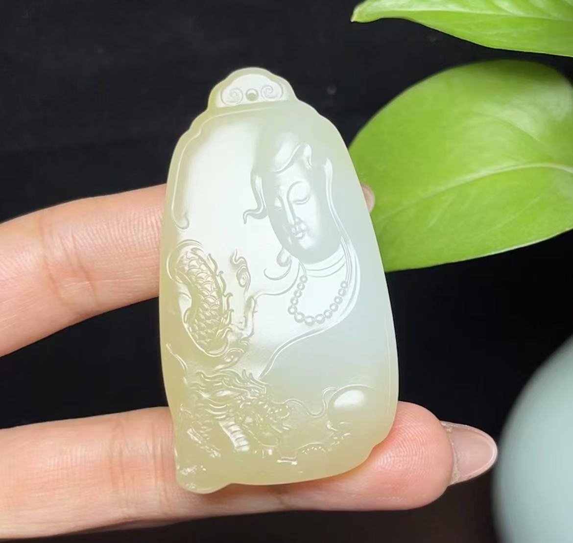 新疆和田玉且末糖羊脂玉御龙观音挂件