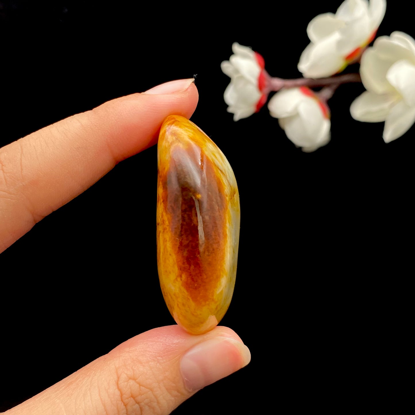 和田玉-两侧聚红皮白肉籽料挂件(32.4克)