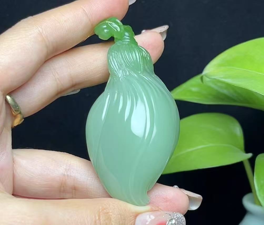 和田玉碧玉粉青双色带猫眼玉兰花(56.2g)