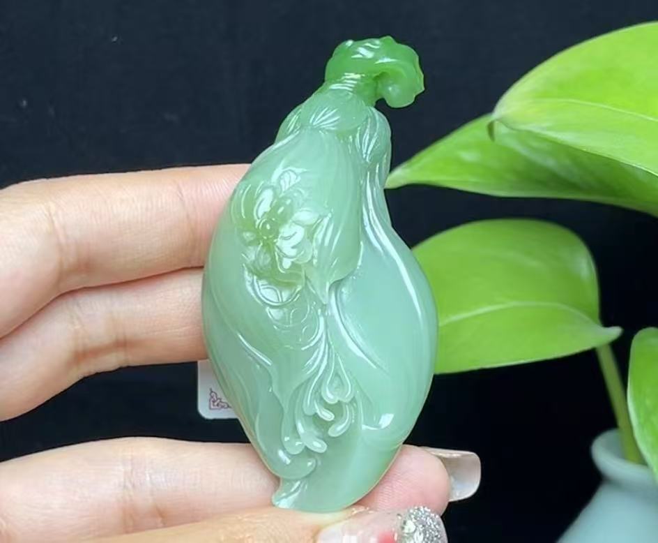 和田玉碧玉粉青双色带猫眼玉兰花(56.2g)