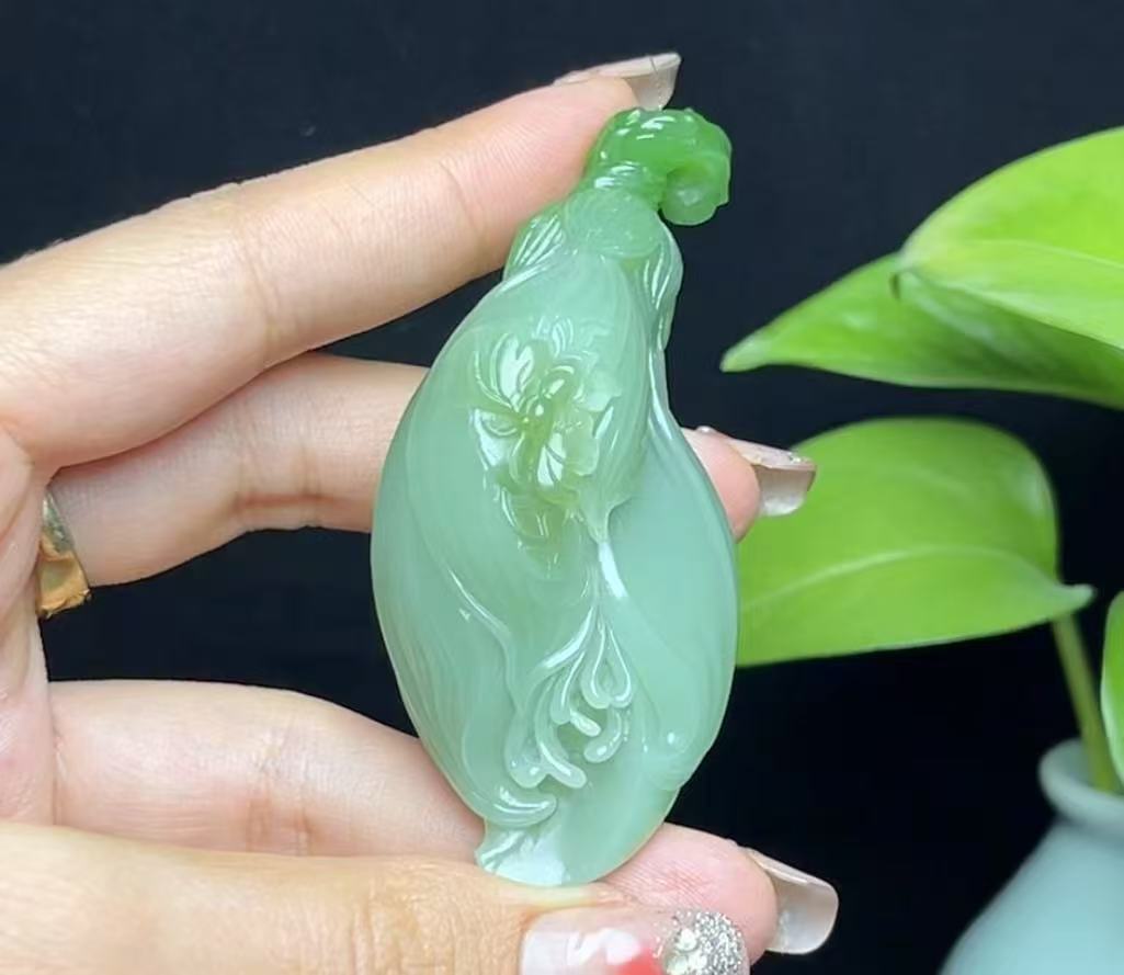和田玉碧玉粉青双色带猫眼玉兰花(56.2g)