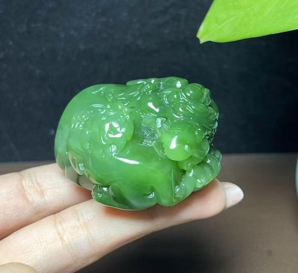 和田玉碧玉如意子母貔貅手把件摆件(112.2g)
