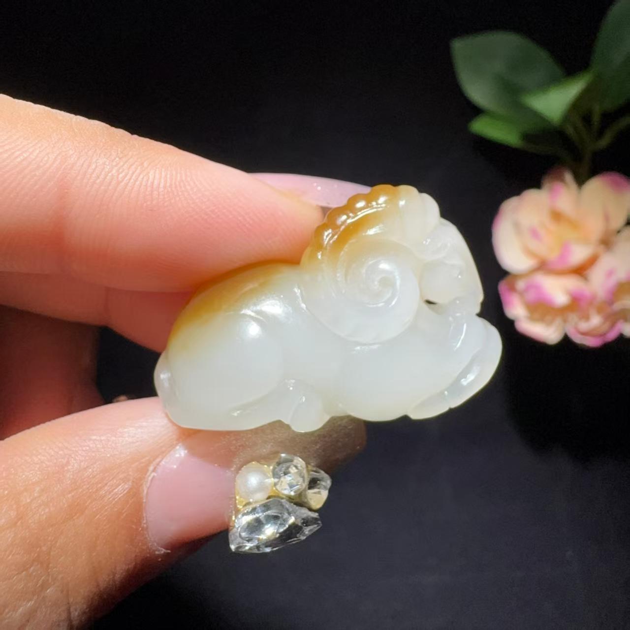 和田玉糖白挂件样样如意(14.3g)