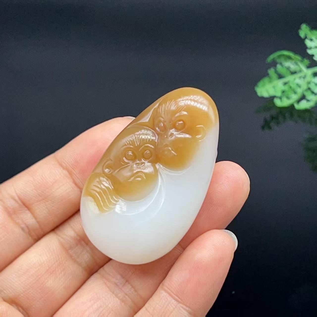 和田玉糖羊脂白玉辈辈封侯猴挂件(28.93g)