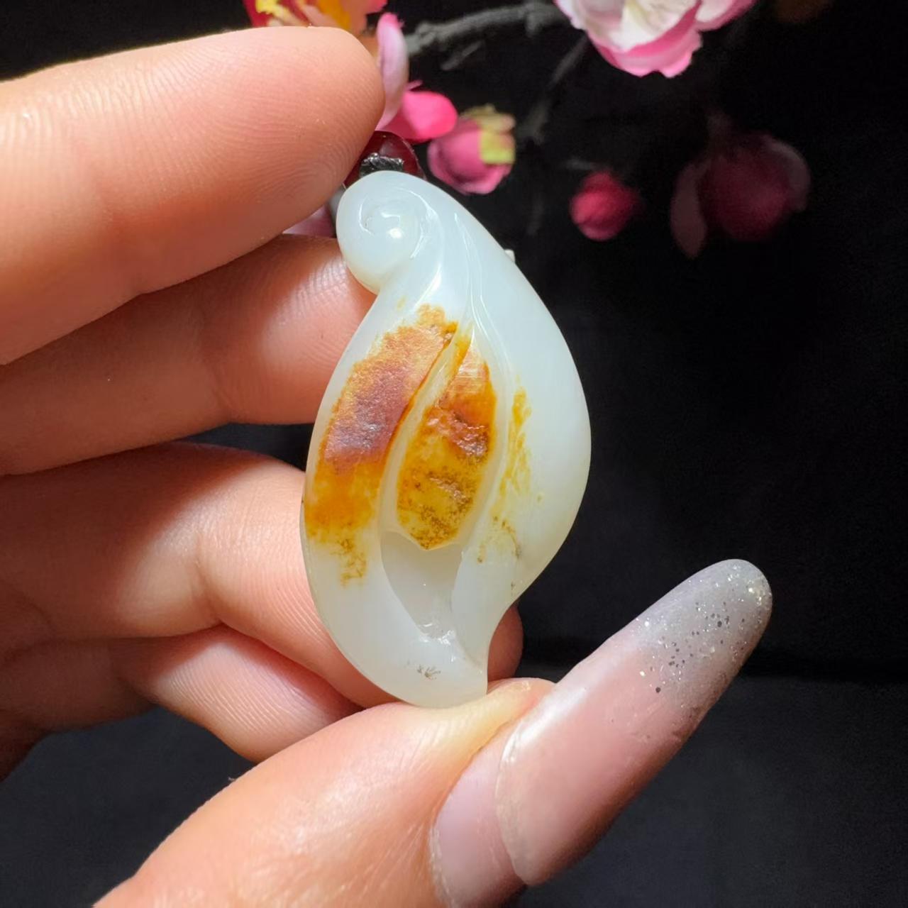 和田玉籽料挂件玉兰花(9.8g)