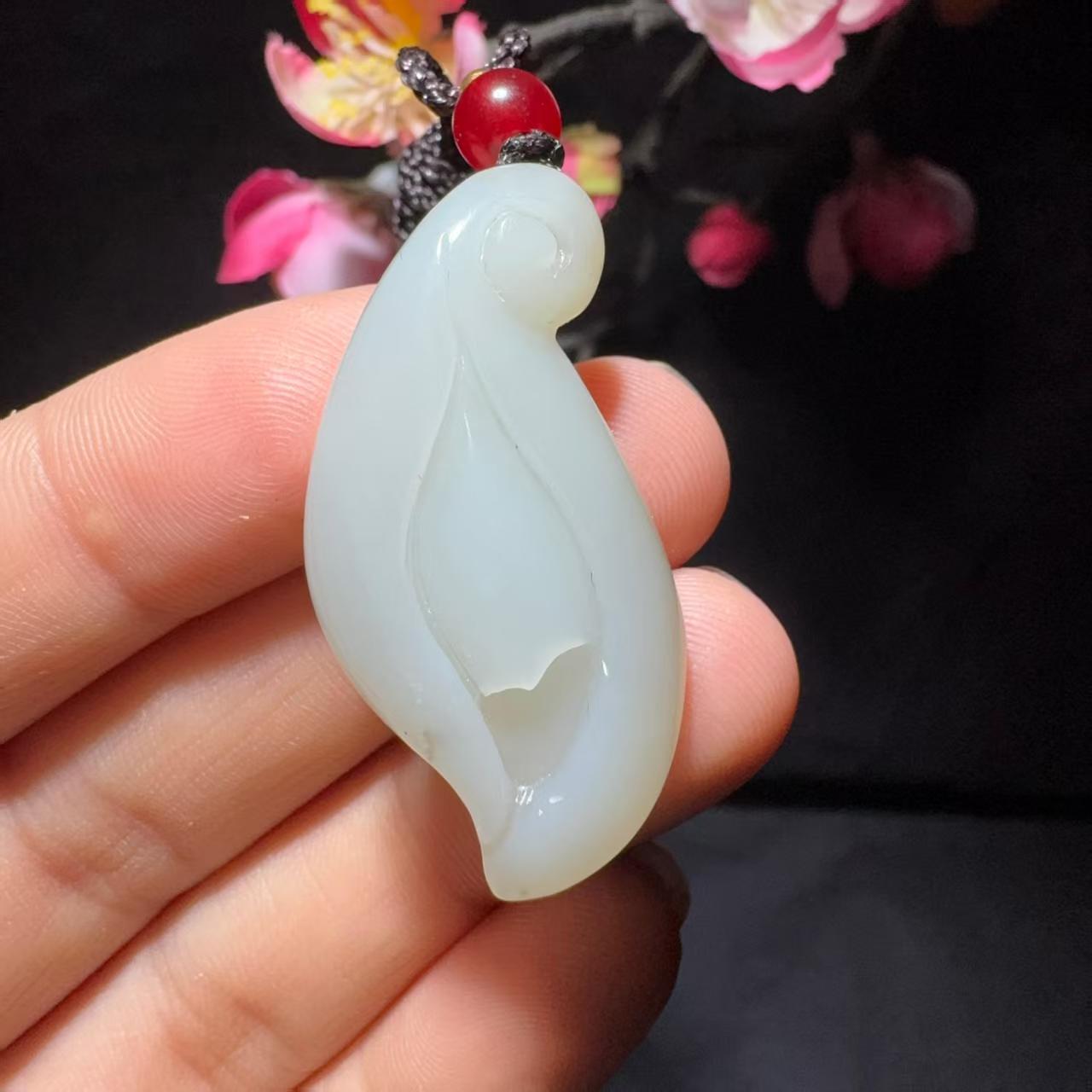 和田玉籽料挂件玉兰花(9.8g)