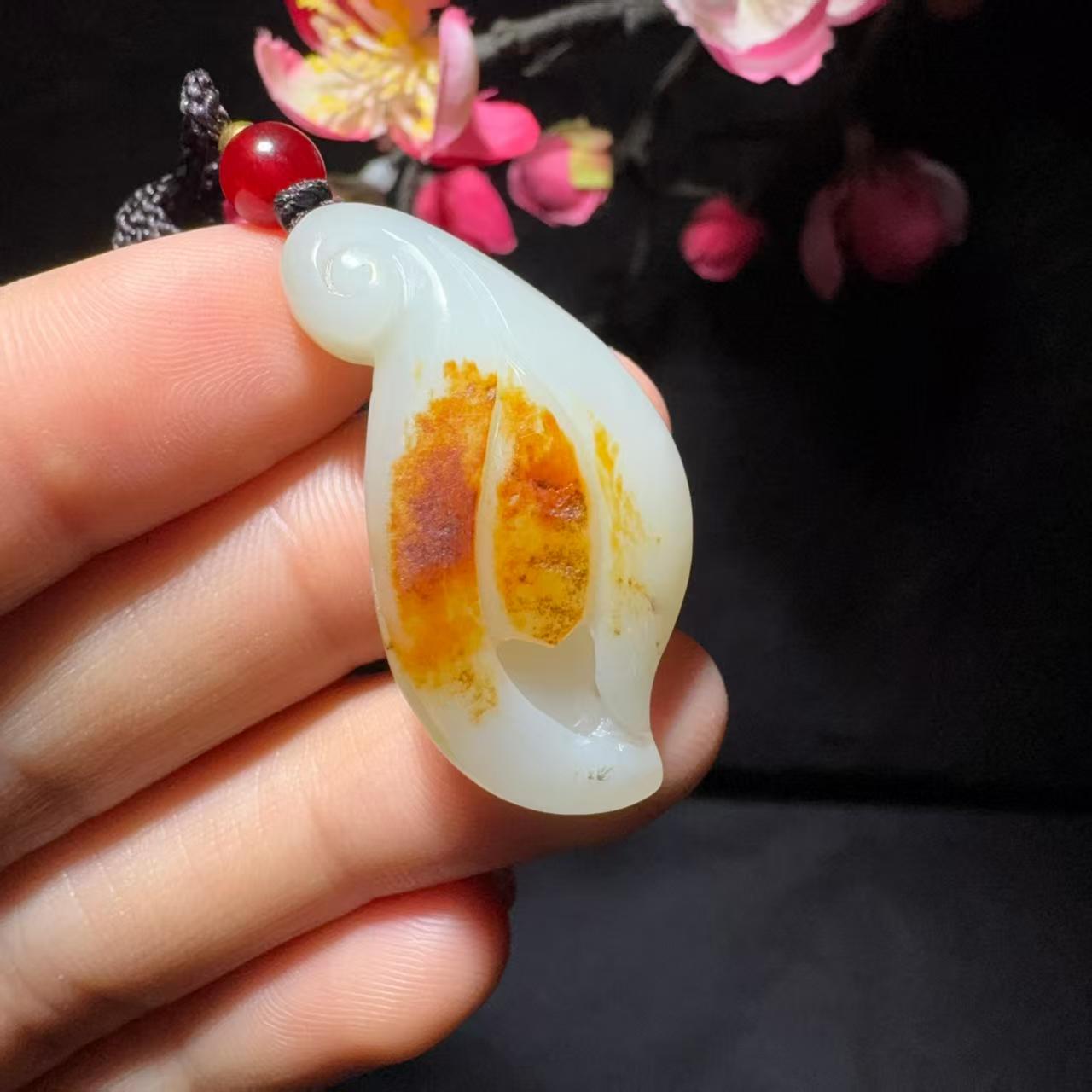 和田玉籽料挂件玉兰花(9.8g)