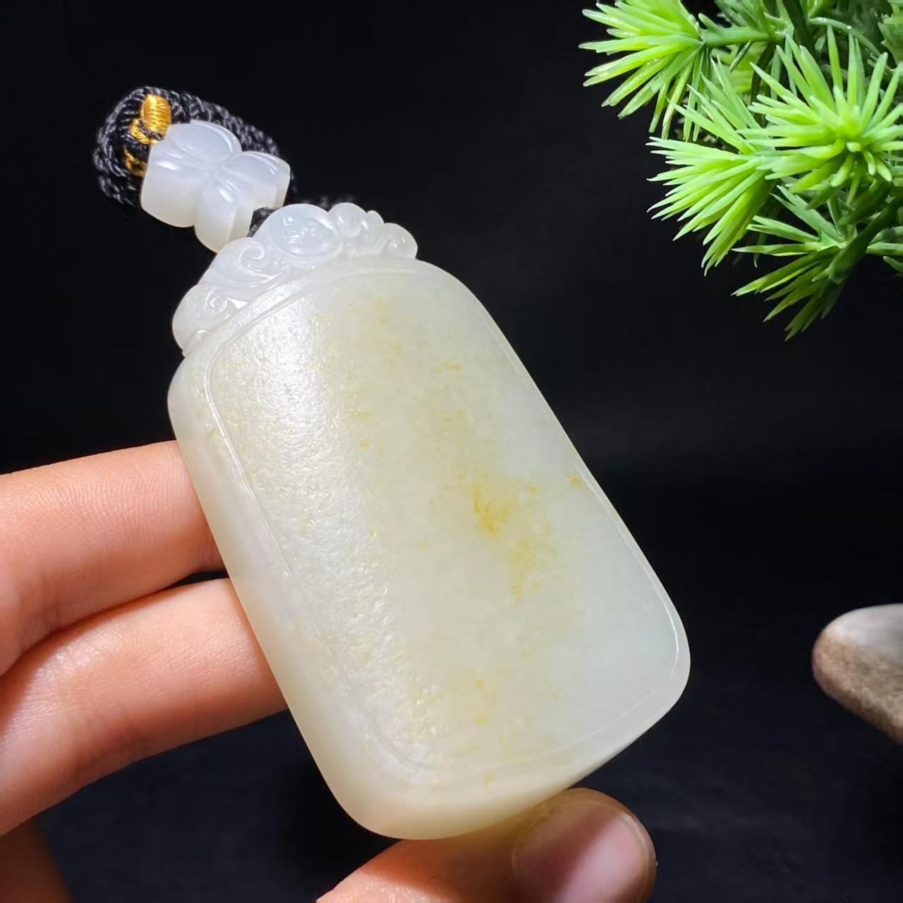 和田玉籽料无事牌(89.5g)