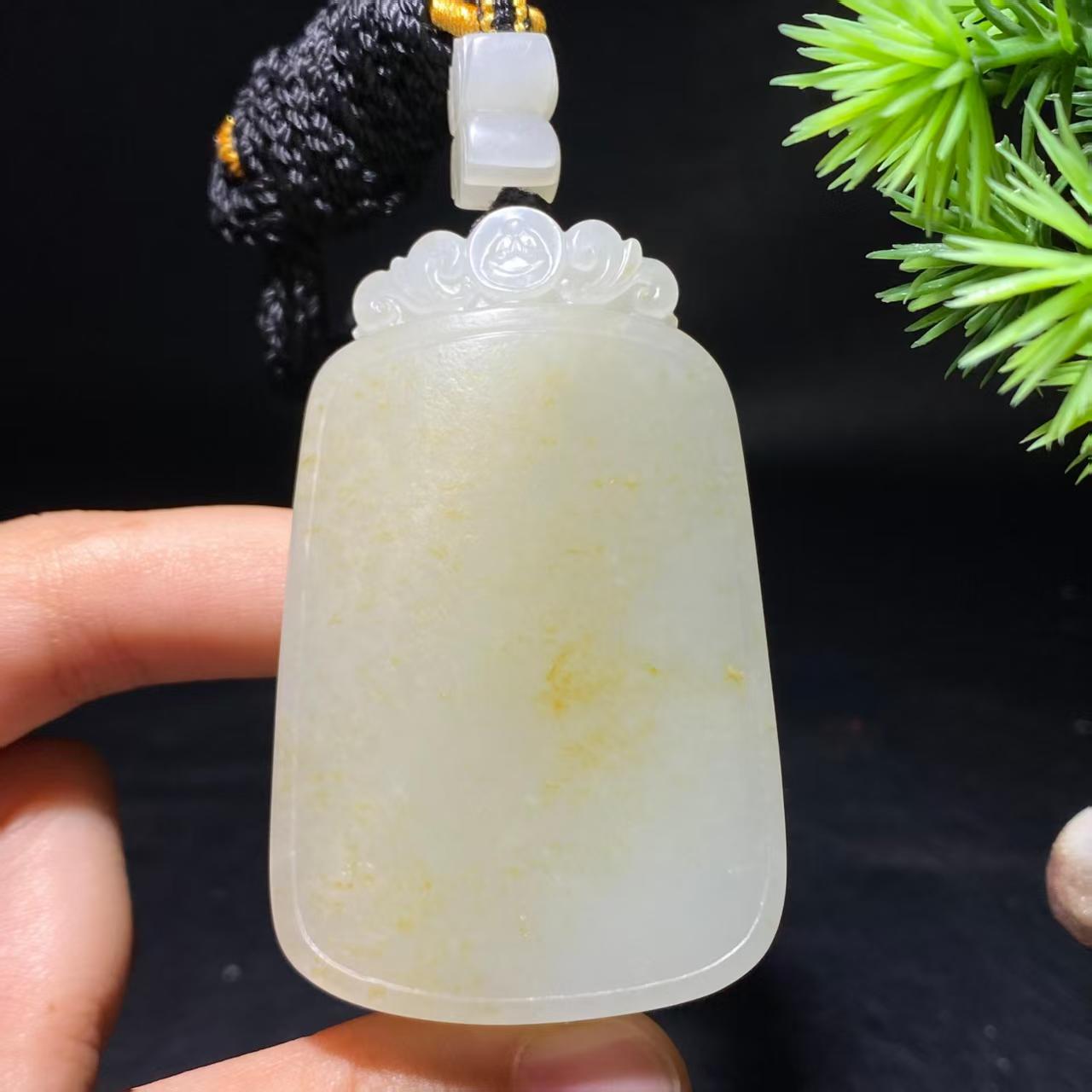 和田玉籽料无事牌(89.5g)