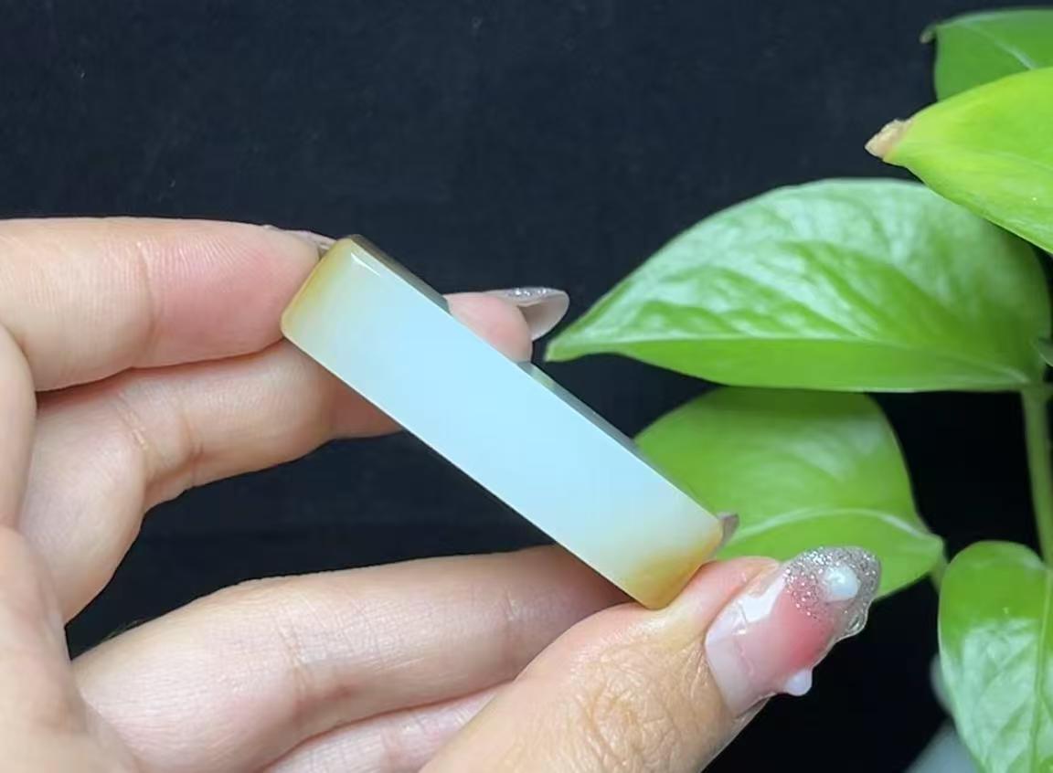 新疆和田玉且末料天地糖平安无事牌(38.5g)
