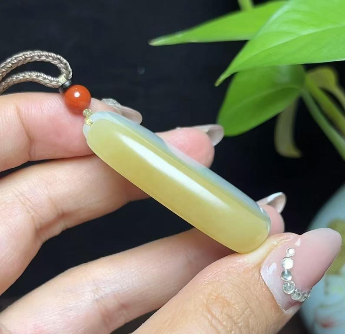新疆和田玉且末糖羊脂玉平安无事牌(30.8g)