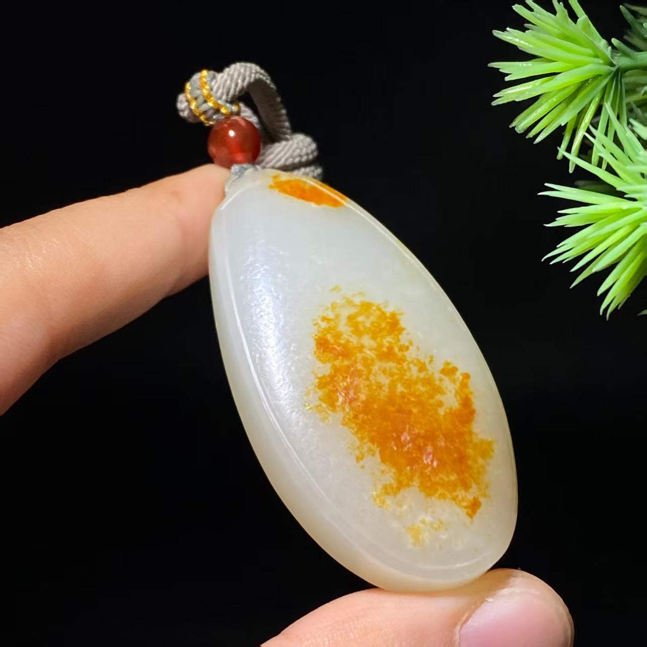 和田玉籽料无事牌(30.8g)